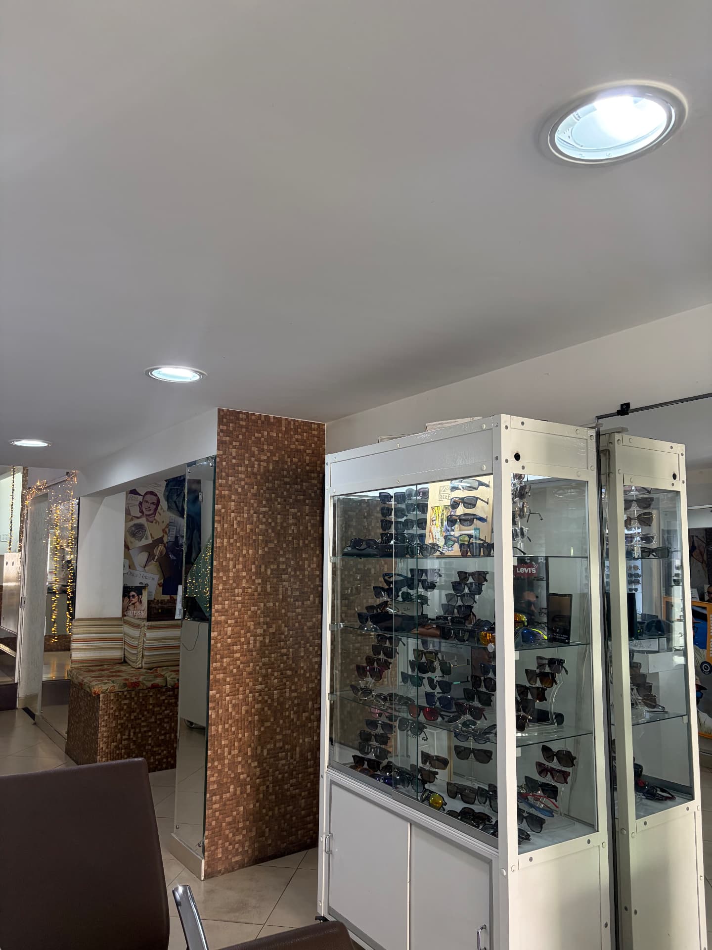 Vitrine de óculos de sol de uma unidade da Ótica 2 Irmãos