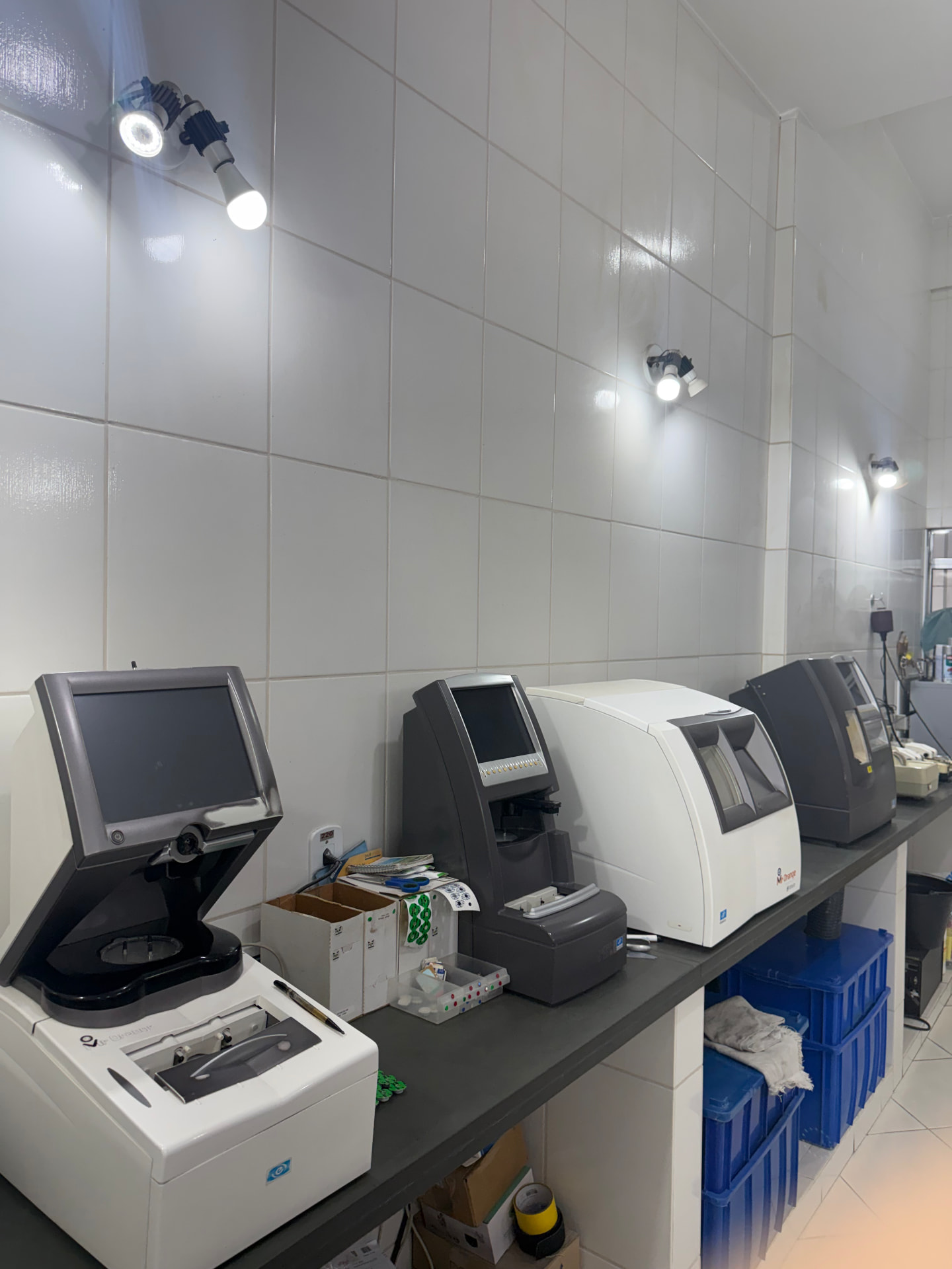 Equipamentos de medição e corte de lentes no laboratório de montagem