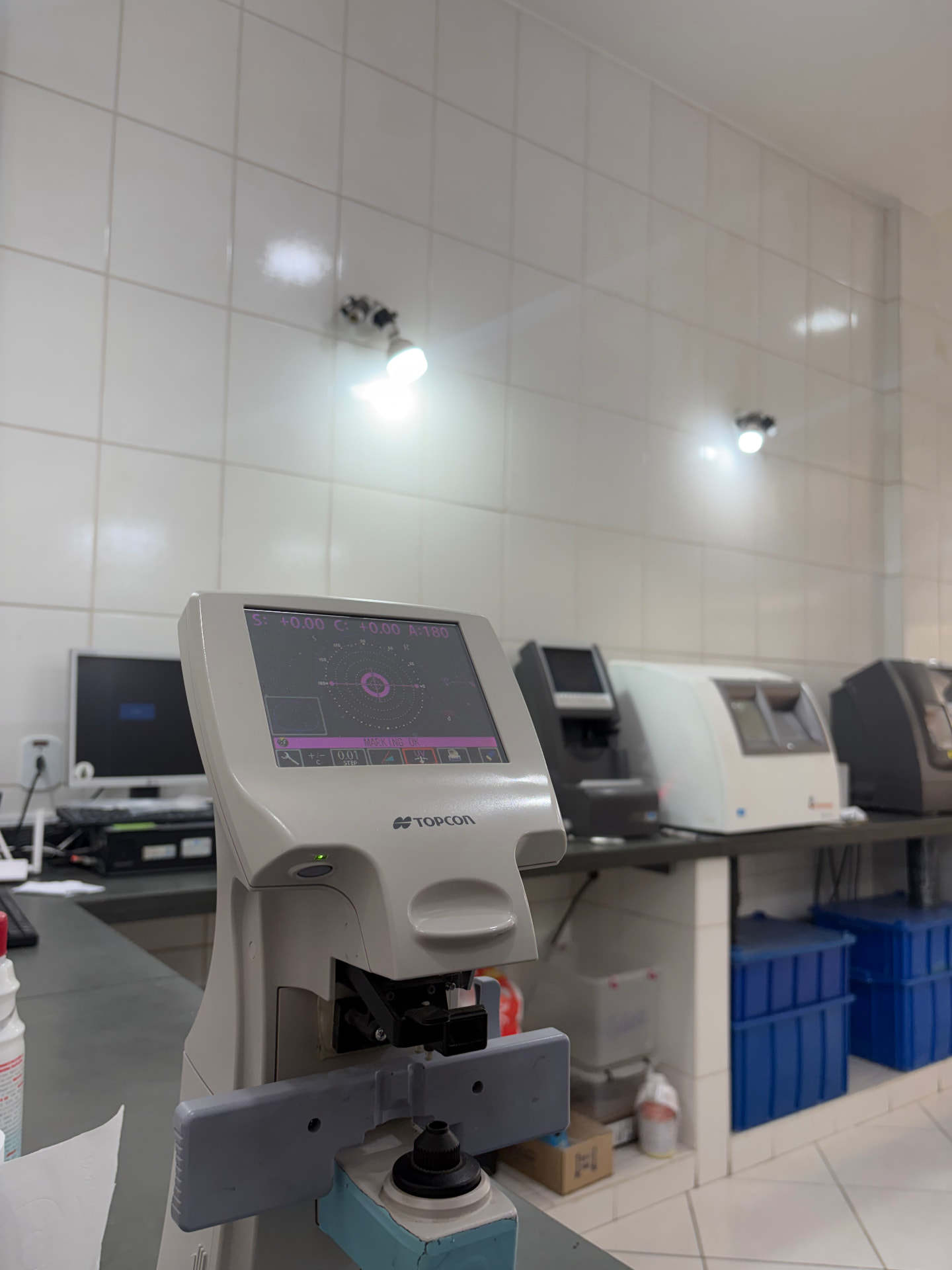 Lensômetro Topcon e equipamentos do laboratório próprio da Ótica 2 Irmãos