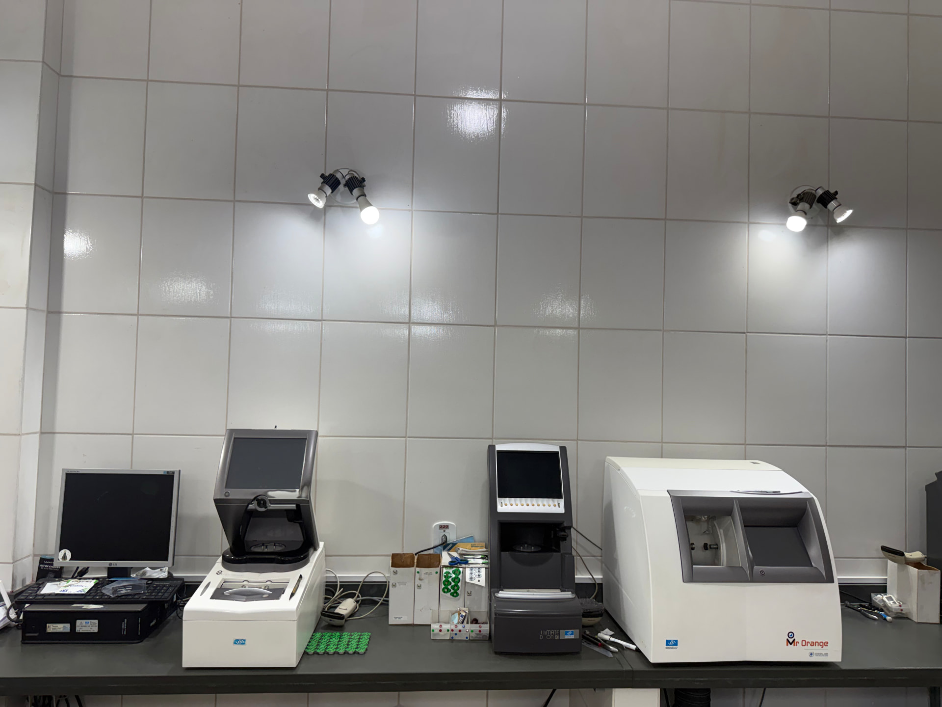 Bancada do laboratório de montagem com lensômetro e biseladora