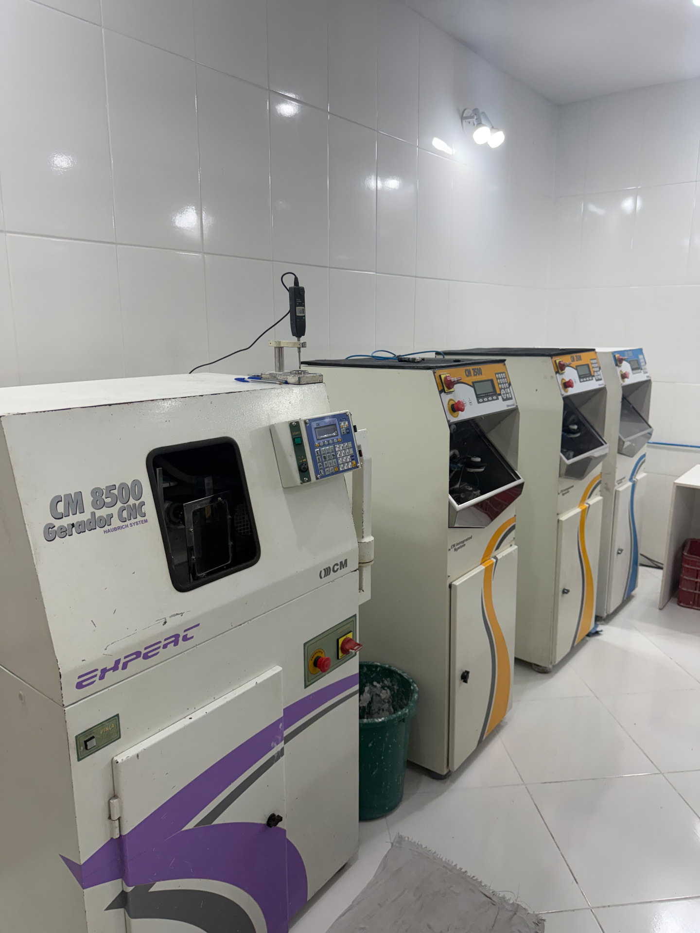 Geradores CNC do laboratório próprio da Ótica 2 Irmãos
